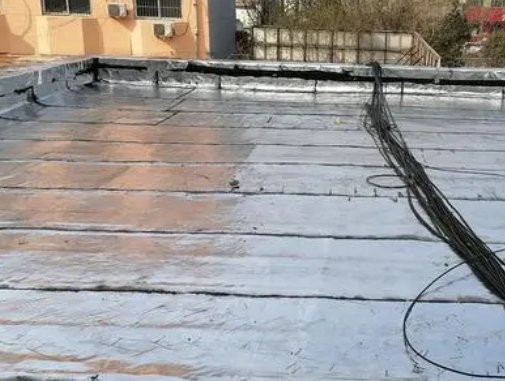 东湖卫生间漏水维修公司分享下东湖屋面楼顶防水刚性防水层施工要点。